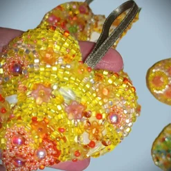 Wohndeko Ornament Herz Kreuz Osterei gelb orange Unikat Perlenstickerei handmade Anhänger