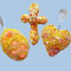 Wohndeko Ornament Herz Kreuz Osterei gelb orange Unikat Perlenstickerei handmade Anhänger
