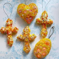 Wohndeko Ornament Herz Kreuz Osterei gelb orange Unikat Perlenstickerei handmade Anhänger