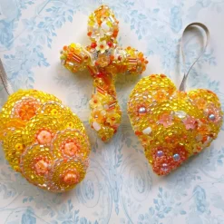 Wohndeko Ornament Herz Kreuz Osterei gelb orange Unikat Perlenstickerei handmade Anhänger