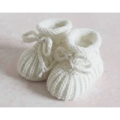 wollweiße Babyschuhe, 0-3 Monate, gestrickt, aus Wolle, in Patentmuster