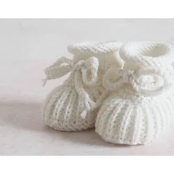 wollweiße Babyschuhe, 0-3 Monate, gestrickt, aus Wolle, in Patentmuster