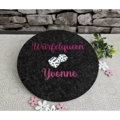 Würfelunterlage aus Filz personalisiert - rund oder quadratisch - verschiedene Motive