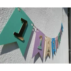 Wunderschöne Girlande zum ersten Geburtstag in Pastellfarben mit goldenen Zahlen 1. Geburtstag Wild One