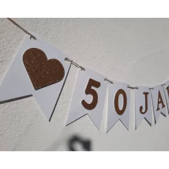 Wunderschöne Girlande zur Goldenen Hochzeit in Weiß und Gold