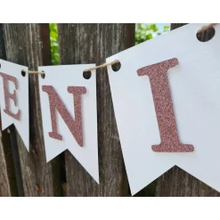 Wunderschöne Girlande zur Taufe mit Glitzereffekt personalisiert mit dem Namen des Taufkindes Namensgirlande Weiß und Ro