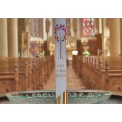 Wunderschöne handverzierte Taufkerze mit stilisiertem Lebensbaum und goldenem Kreuz, personalisierbar