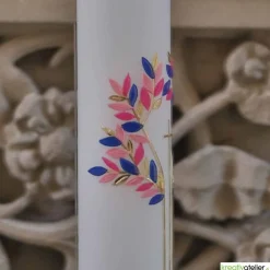 Wunderschöne handverzierte Taufkerze mit stilisiertem Lebensbaum und goldenem Kreuz, personalisierbar