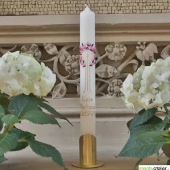 Wunderschöne handverzierte Taufkerze mit stilisiertem Lebensbaum und goldenem Kreuz, personalisierbar