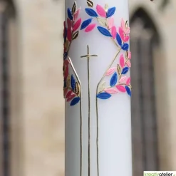 Wunderschöne handverzierte Taufkerze mit stilisiertem Lebensbaum und goldenem Kreuz, personalisierbar
