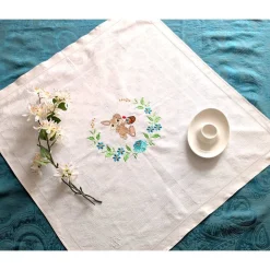 Wunderschöne kleine Tischdecke oder Mitteldecke mit Osterhase und Blütenzweig