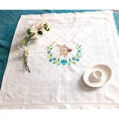 Wunderschöne kleine Tischdecke oder Mitteldecke mit Osterhase und Blütenzweig