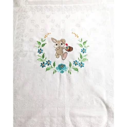 Wunderschöne kleine Tischdecke oder Mitteldecke mit Osterhase und Blütenzweig