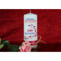 wunderschöne moderne Taufkerze mit Fischen, Satinband und Jutekordel in zartem Rosa und Violett für Mädchen