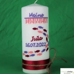 wunderschöne moderne Taufkerze mit Fischen, Satinband und Jutekordel in zartem Rosa und Violett für Mädchen