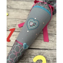 wunderschöne Schultüte / Zuckertüte aus Stoff in Grau mit Herzen und Glitzer