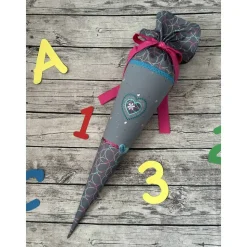 wunderschöne Schultüte / Zuckertüte aus Stoff in Grau mit Herzen und Glitzer