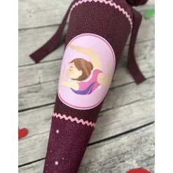 wunderschöne Schultüte Zuckertüte in Weinrot/beere mit einer Turnerin Kunstturnen *b-ware*