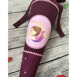 wunderschöne Schultüte Zuckertüte in Weinrot/beere mit einer Turnerin Kunstturnen *b-ware*