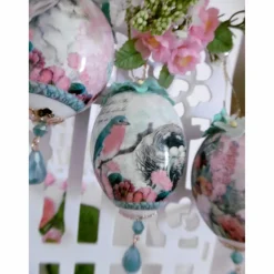 Wunderschönes dekoriertes Ei mit Schmuckstein und Dekoblüten