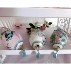 Wunderschönes dekoriertes Ei mit Schmuckstein und Dekoblüten