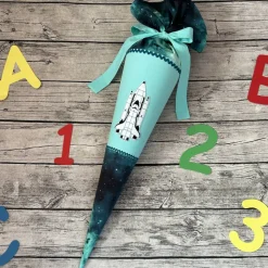 wundervolle Schultüte / Zuckertüte in Petrol & mint mit Raumschiff Rakete