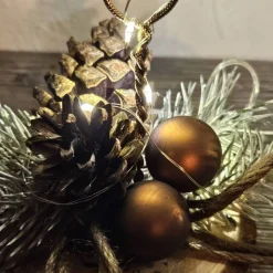 2x Rentierkopf aus Aluminiumdraht auf Baumscheibe. Liebevoll weihnachtlich dekoriert mit Led-Lichterkette. Handgefertigt