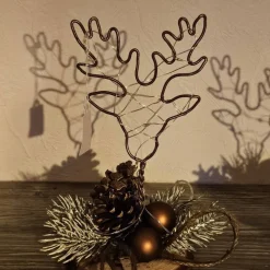 2x Rentierkopf aus Aluminiumdraht auf Baumscheibe. Liebevoll weihnachtlich dekoriert mit Led-Lichterkette. Handgefertigt