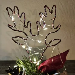 2x Rentierkopf aus Aluminiumdraht auf Baumscheibe. Liebevoll weihnachtlich dekoriert mit Led-Lichterkette. Handgefertigt
