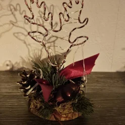 2x Rentierkopf aus Aluminiumdraht auf Baumscheibe. Liebevoll weihnachtlich dekoriert mit Led-Lichterkette. Handgefertigt