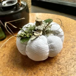 XL Deko Kürbis aus antikem Leinen – Handgemachte Herbstdeko mit Naturakzenten