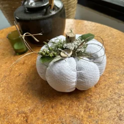 XL Deko Kürbis aus antikem Leinen – Handgemachte Herbstdeko mit Naturakzenten