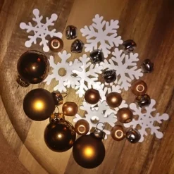 X-MAS Bastel-Deko-Sets 28 Teile Weihnachtskugeln Schneeflocken Schellen Perlen rot blau braun