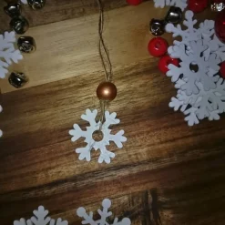 X-MAS Bastel-Deko-Sets 28 Teile Weihnachtskugeln Schneeflocken Schellen Perlen rot blau braun