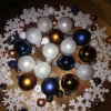 X-Mas Deko-Bastel-Set 64 Teile blau braun weiß Weihnachtskugeln Schneeflocken Glöckchen Holzperlen