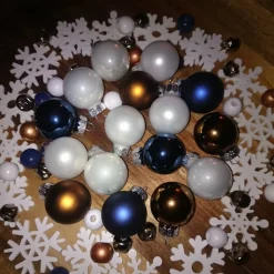 X-Mas Deko-Bastel-Set 64 Teile blau braun weiß Weihnachtskugeln Schneeflocken Glöckchen Holzperlen