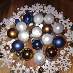 X-Mas Deko-Bastel-Set 64 Teile blau braun weiß Weihnachtskugeln Schneeflocken Glöckchen Holzperlen