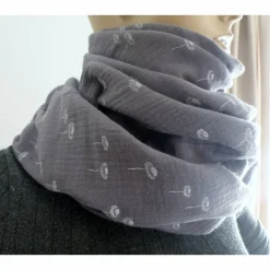 XXL Dreiecktuch  / Musselin Double Gauze / Grau mit weißen Gänseblümchen / Schaltuch / Halstuch/ Wickelschal/ Loop