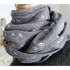 XXL Dreiecktuch  / Musselin Double Gauze / Grau mit weißen Gänseblümchen / Schaltuch / Halstuch/ Wickelschal/ Loop