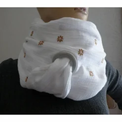 XXL Dreiecktuch  mit großer Öse / Musselin Double Gauze Weiß mit kleinn Blümchen/ Schaltuch / Halstuch/ Wickelschal