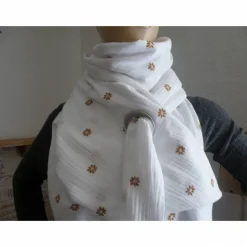 XXL Dreiecktuch  mit großer Öse / Musselin Double Gauze Weiß mit kleinn Blümchen/ Schaltuch / Halstuch/ Wickelschal