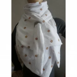 XXL Dreiecktuch  mit großer Öse / Musselin Double Gauze Weiß mit kleinn Blümchen/ Schaltuch / Halstuch/ Wickelschal