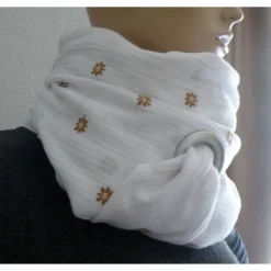 XXL Dreiecktuch  mit großer Öse / Musselin Double Gauze Weiß mit kleinn Blümchen/ Schaltuch / Halstuch/ Wickelschal