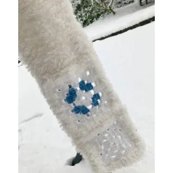 XXL Schal Snowfall handgefertigt – Boho Winterschal aus Merino-Mix, Granny Squares, Weiß-Blau-Grün, Einzelstück