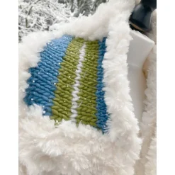 XXL Schal Snowfall handgefertigt – Boho Winterschal aus Merino-Mix, Granny Squares, Weiß-Blau-Grün, Einzelstück
