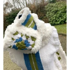 XXL Schal Snowfall handgefertigt – Boho Winterschal aus Merino-Mix, Granny Squares, Weiß-Blau-Grün, Einzelstück