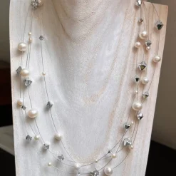 Zarte Brautkette aus vier Reihen Draht mit echten Perlen & Kristallen – Handgefertigter Schmuck für die Hochzeit