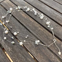 Zarte Brautkette aus vier Reihen Draht mit echten Perlen & Kristallen – Handgefertigter Schmuck für die Hochzeit