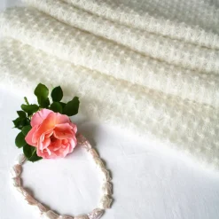 Zarte Brautstola aus Mohair ivory, Hochzeitsschal elfenbeinweiß, Lace-Tuch  für die Braut, Umschlagtuch Hochzeit