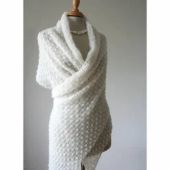 Zarte Brautstola aus Mohair ivory, Hochzeitsschal elfenbeinweiß, Lace-Tuch  für die Braut, Umschlagtuch Hochzeit